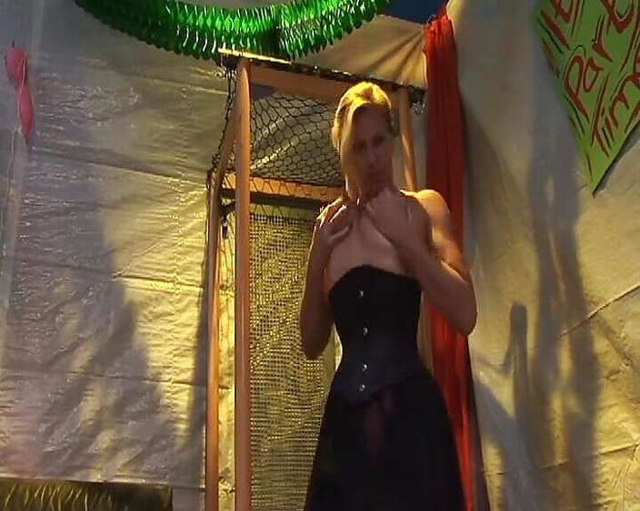 Enjoy German porn: Немецкая шлюшка с большими сиськами поедает сперму после горячего траха