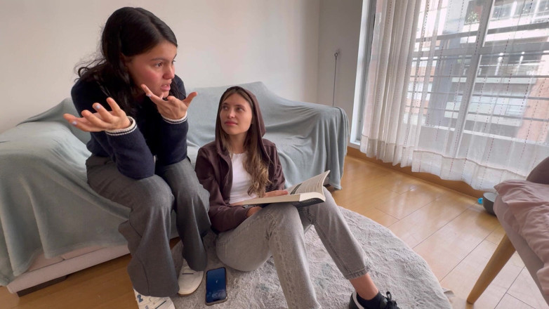 scarlettandc: Dos mujeres calientes probando cosas nuevas