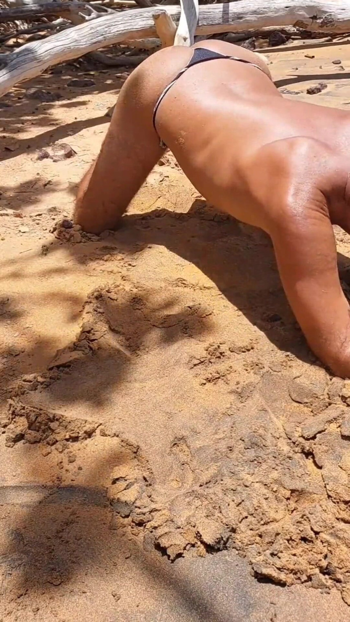 Ladysilvas: Ladysilva travestiet op het strand die haar sexy slipje uit...