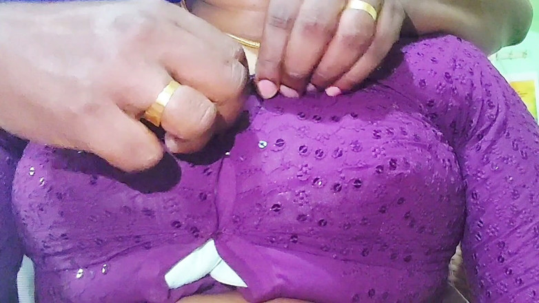 Desi Mohini: Stiefbroer had seks met stiefzus in de slaapkamer