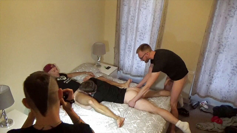 RAW PORN SPY CAM: Avec double penetraiton sans capote pour Danny
