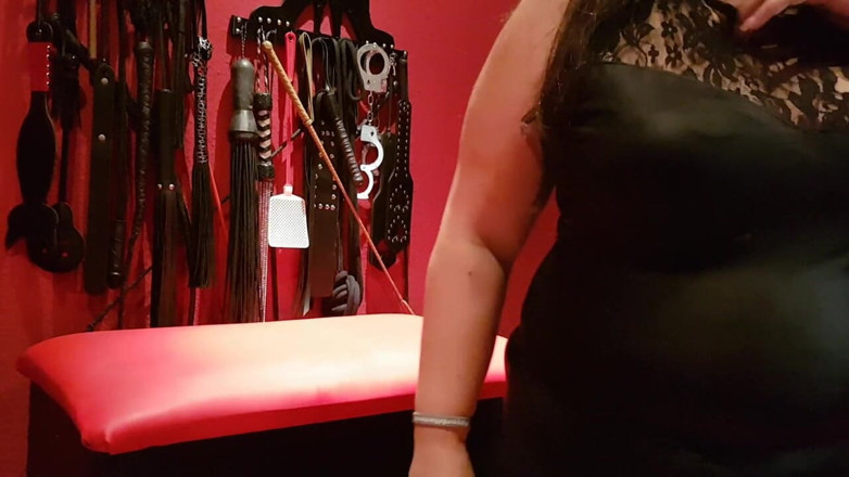 DOMINATRIX6: Dominante brunette milf straft haar onderdanige slaaf met billenkoek en...