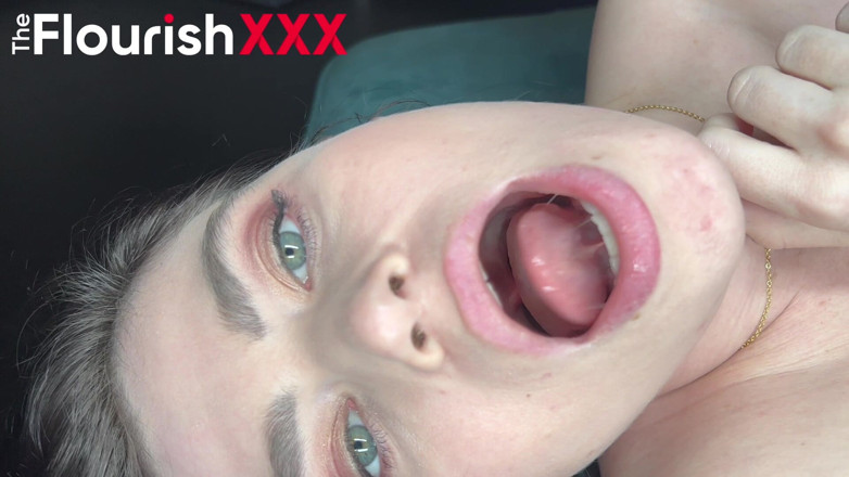 The Flourish XXX: Порнозірка брюнетка 2 соло: гра язиком і гра з маслом