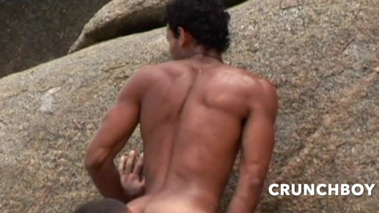 Gaybareback: समुद्र तट पर सेक्स