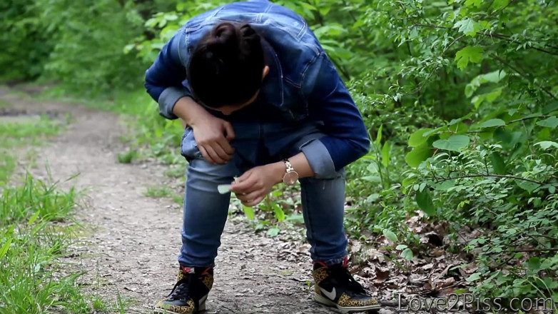 Love 2 Piss: Essuyage avec une feuille