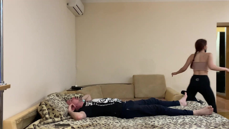 Petite Princesses Femdom: Surorile vitrege obraznice își umilesc fratele vitreg supus în modurile lor preferate -...