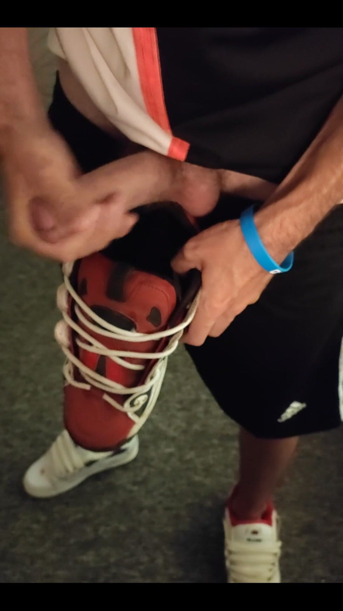 Sneakersmax98: Bekaretini çıkardı ve spor ayakkabıya boşaldı