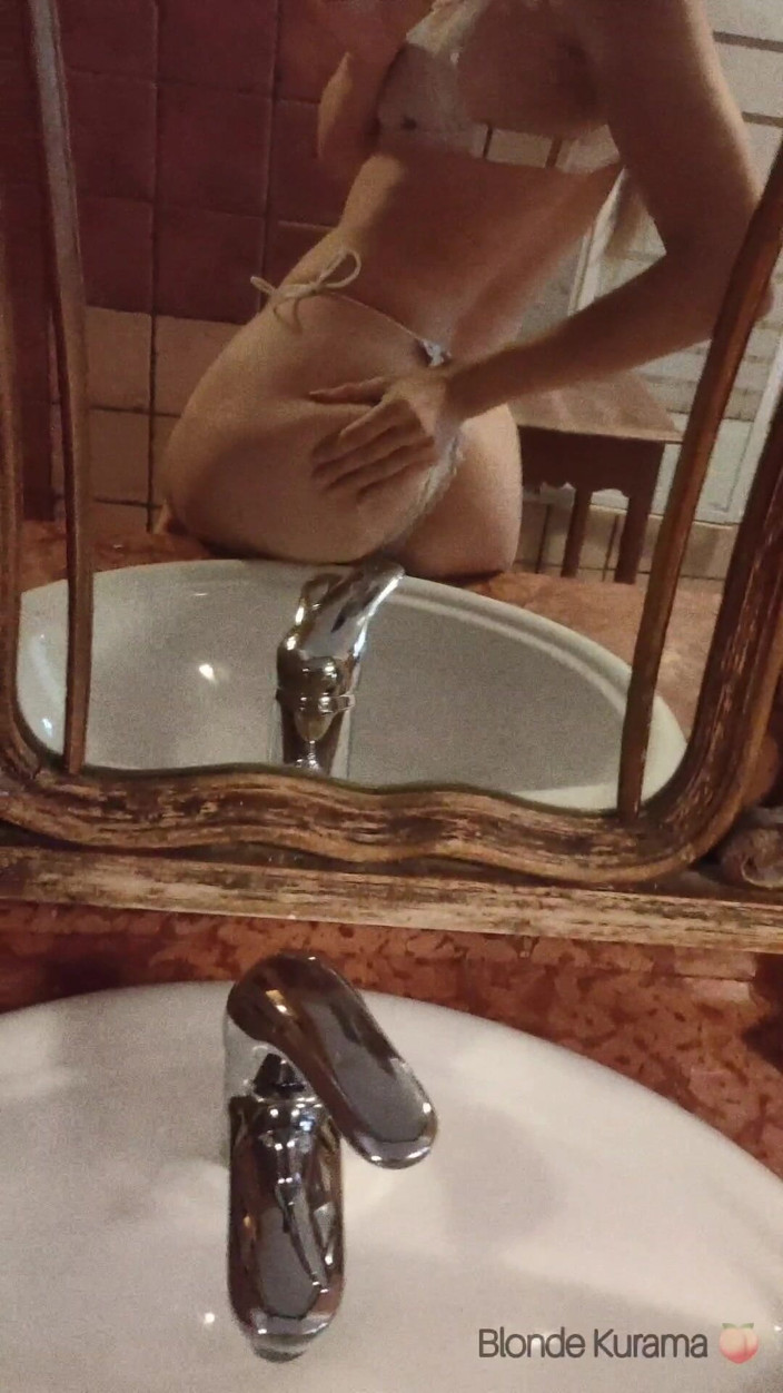 Blonde Kurama: Mirror Vid - sexig tonåring spelar