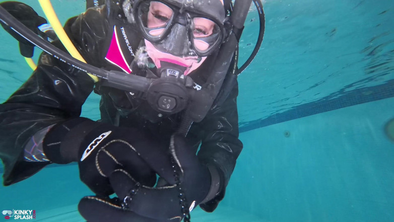 UKCuteGirl Lucy Lauren: Підводне домінування в повному scuba gear