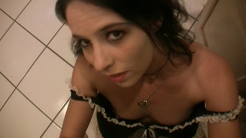 POV Orgasms: 业余黑发青少年在厨房吸鸡巴