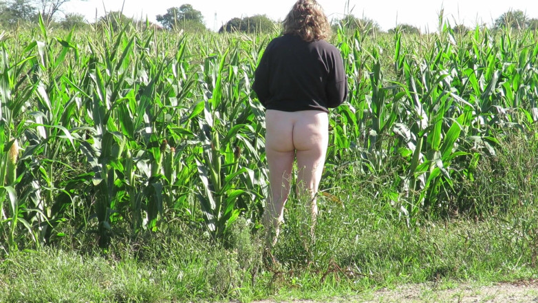 Milfcamsex: मकई क्षेत्र में पेट्रीसिया