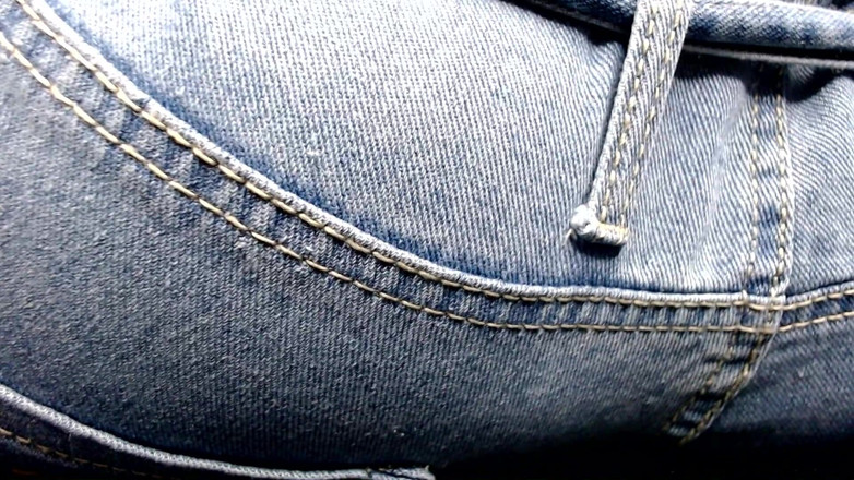 Maeling: Une petite colonie se fait défoncer dans un jean et étouffer...