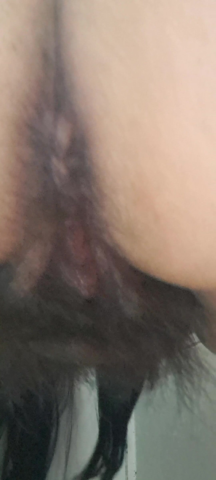 Mommy big hairy pussy: Annenin göt deliği ve vajinasında parmaklar