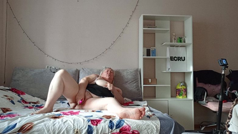 Zona901: Macocha masturbuje się wielką cipką