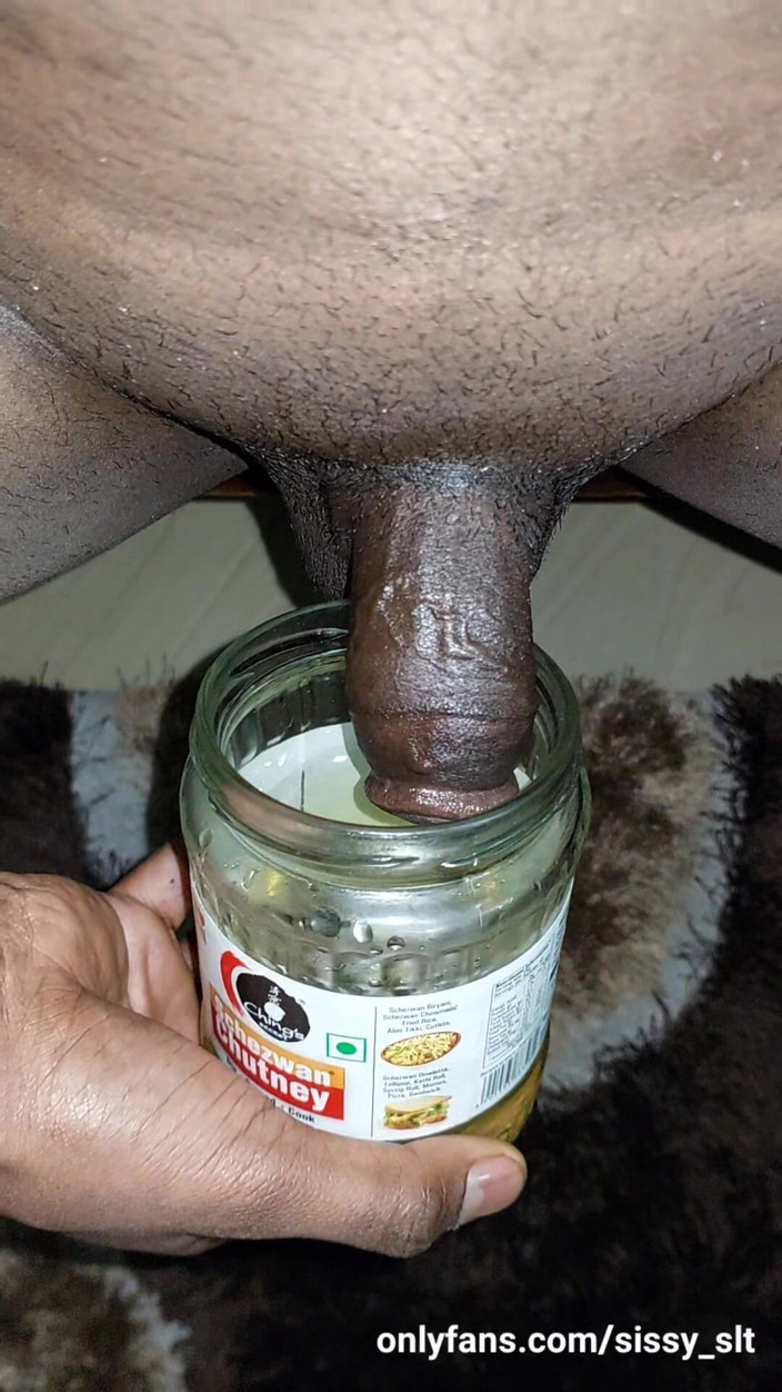 Sissy Bisexual: Zakar kecil kencing pada botol kaca