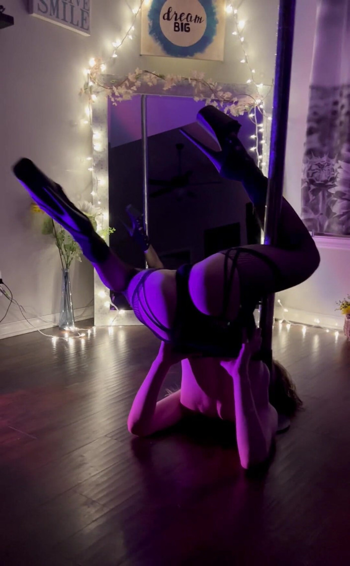 Kinkee Karma: Schau zu, wie ich für 4 Minuten an der stange stripfe,...