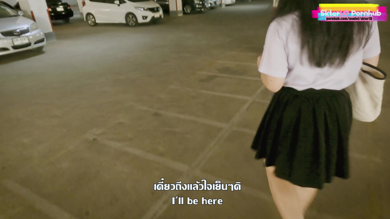18_honey: Nyepong kontol di lapangan parkir universitas