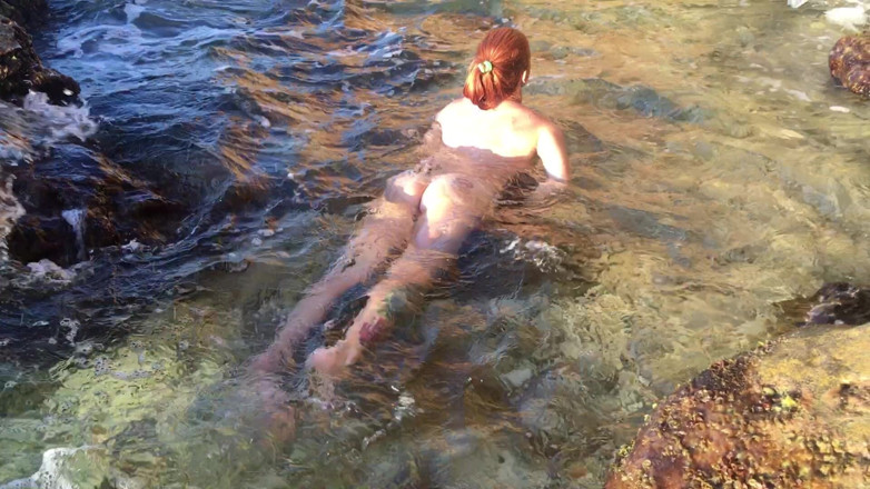 Risky Hairy Couple: Nuoto nudo a cipro