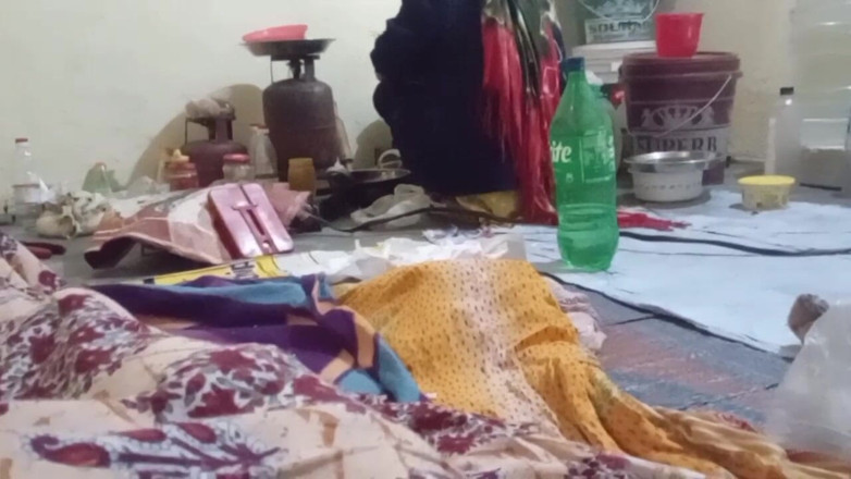Bengaliauntykichut: main khaana bana rahi thi aur aadmi ne meri pith...