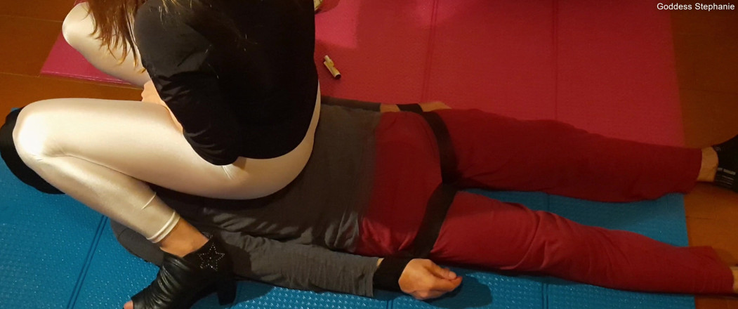 goddess82: Saya duduk selesa di perut awak semasa saya merokok!