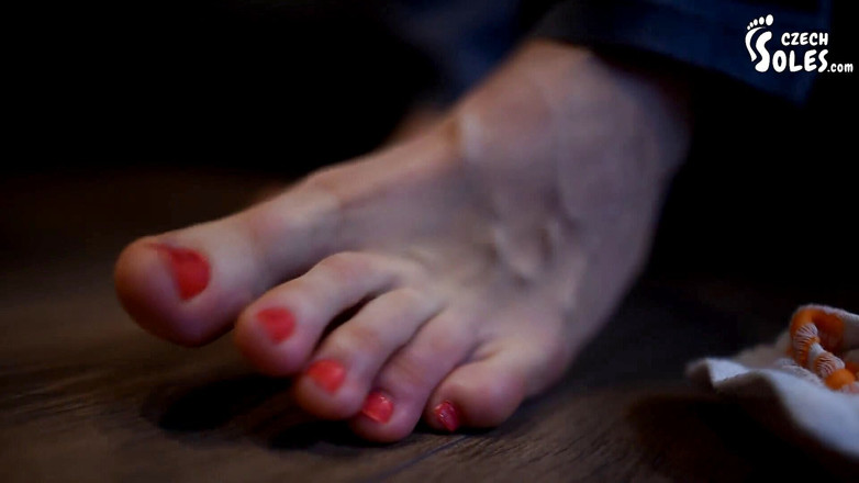 Czech Soles - foot fetish content: En los enormes pies de giganta Eliška
