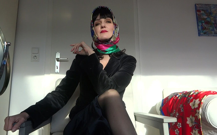 Lady Victoria Valente: Lady Victoria Valente satin-kopftuch-fitting