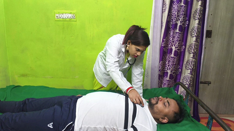 Sona bhabhi: Une doctoresse indienne sexy se fait baiser par son patient...