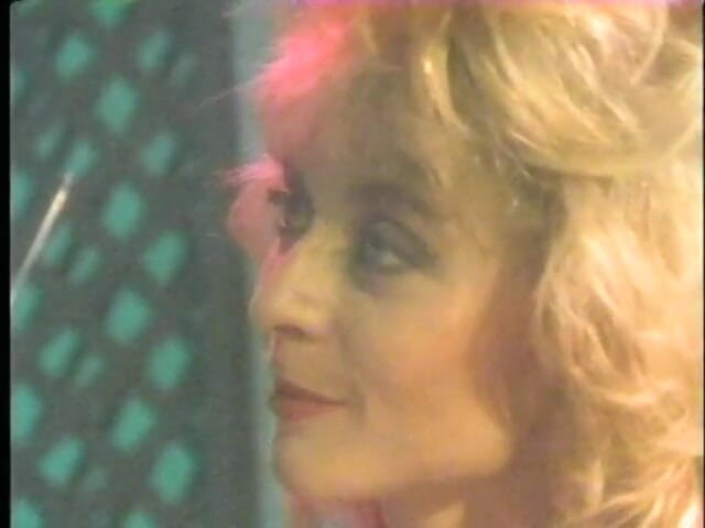 Old Good Porn: Regardez une MILF blonde se mettre à genoux dans un bar...