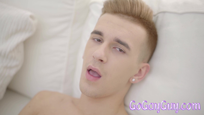 Gogayguy: Dmitry si masturba a casa