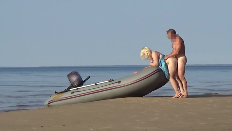 StrongSrg: Un batelier a couché avec un touriste séduisant
