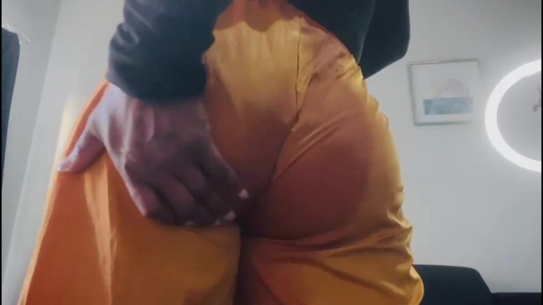 Maeling: Un copain coquin coincé dans une chambre anale de pet