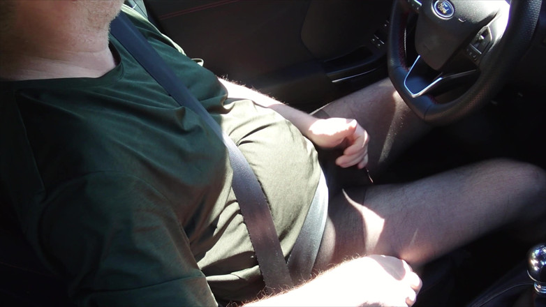 Carmen_Nylonjunge: Ragazzo Di Nylon Che Guida Un'auto Con Calze Nere