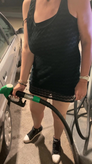 Lady Oups: Station-service, pas de culotte dans une micro-robe