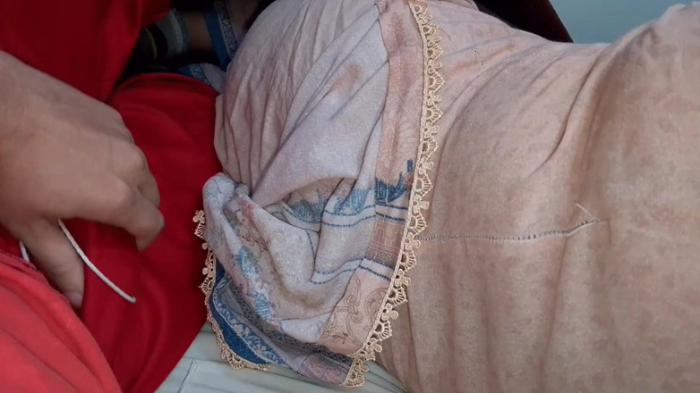 RedQueenRQ: Partage de lit avec une tatie sexy - vidéo X desi...