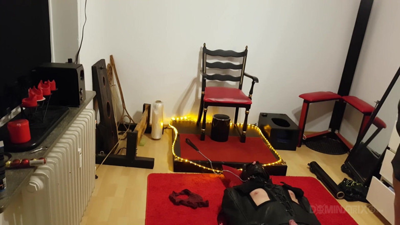 LadyPam: Peituda dominatrix encharcada escrava amarrada em chuva dourada desleixada
