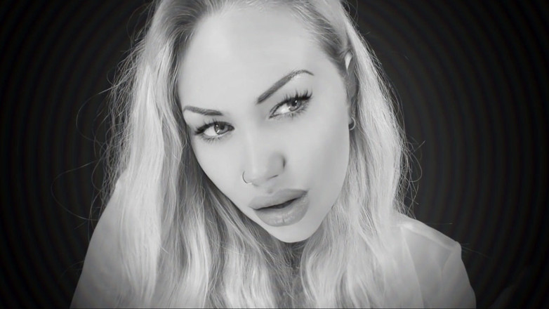 Goddess Misha Goldy: Collegato alle mie labbra e controllo del fumo