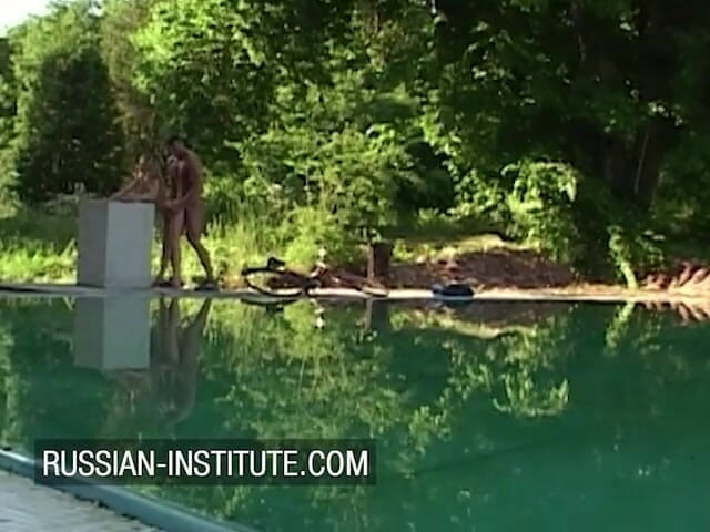 Russian Institute: Ragazza collegiale tettona fa sesso all'aperto nel campus