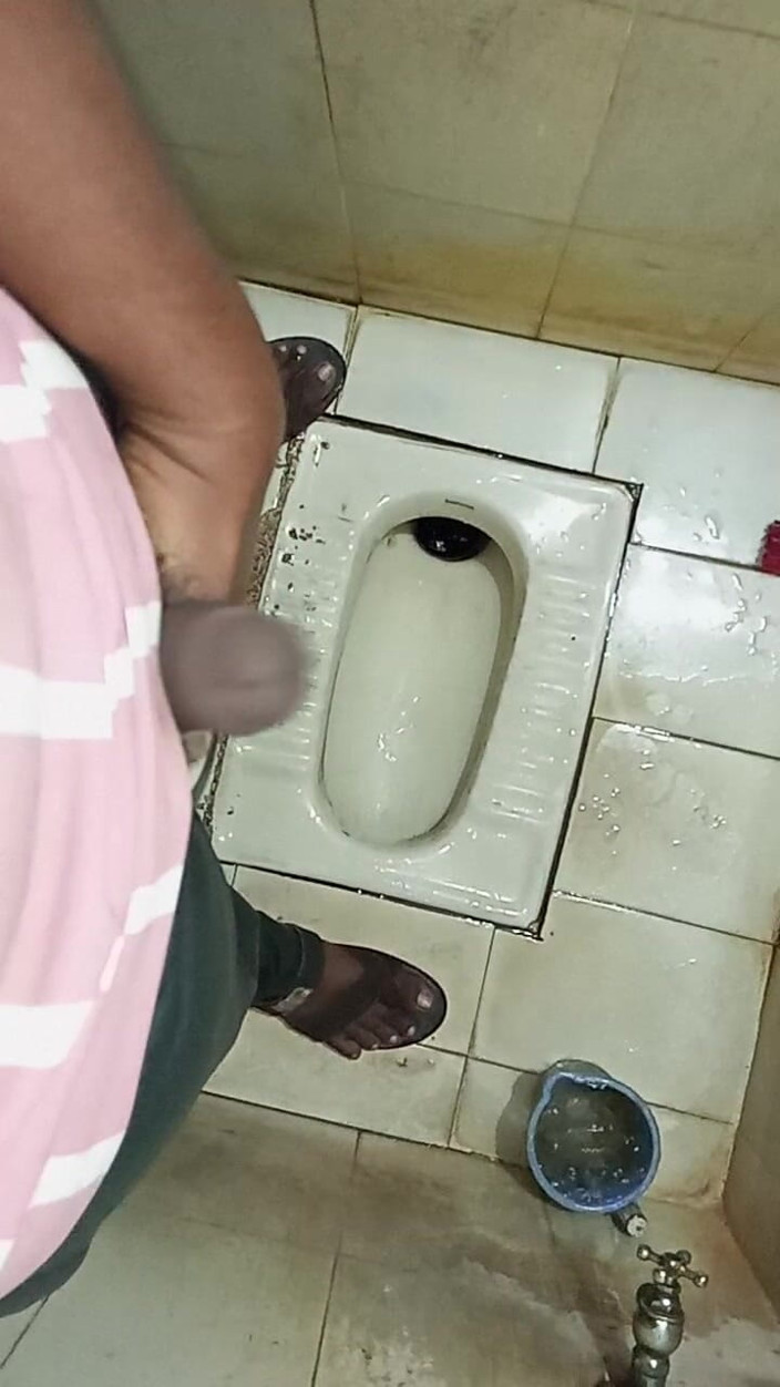 Hungry cliff: Un garçon indien se fait sodomiser dans la salle de...