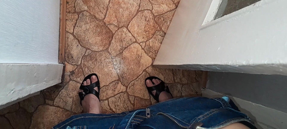 Lesbian-illusion: Ich beobachte, wie mein nachbar in der küche masturbiere und...