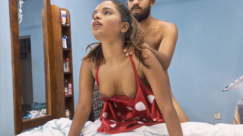 Shashi X: Adik tiri hot India dientot sama abang tirinya di rumahnya