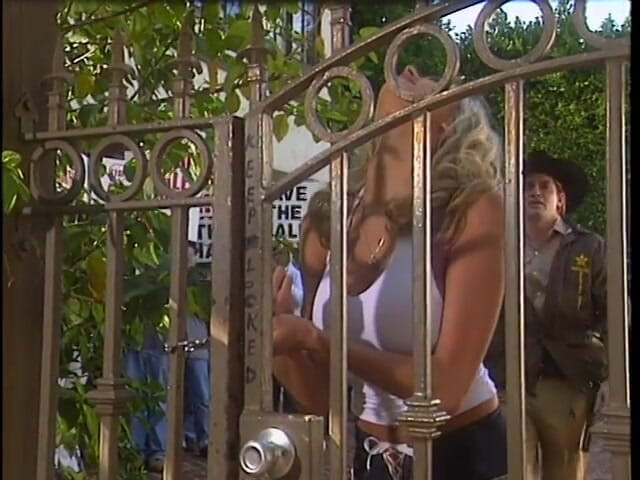 Anal seduction: Гаряча тінка з солодкою пиздою хоче отримати досвід зі старшим чуваком на відкритому повітрі