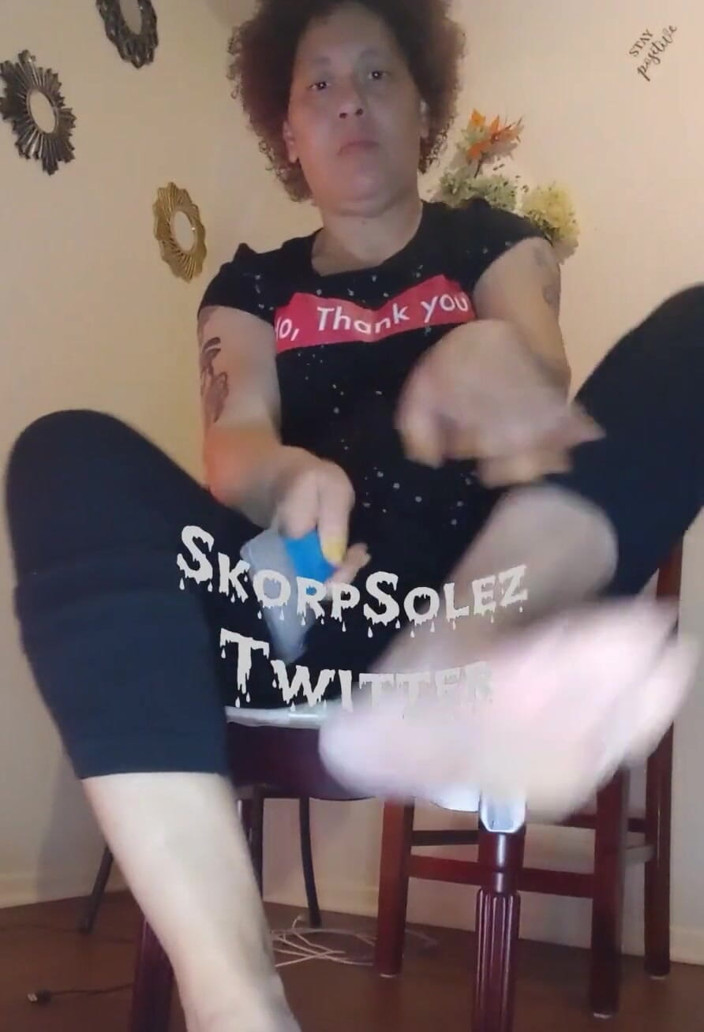 Madame SkorpSolez: Pedi Day. Quando hai la bocca da nutrire nessuna pelle...