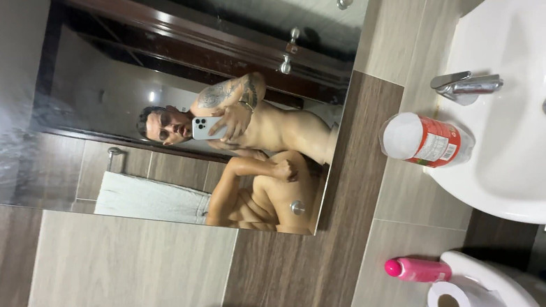 ManualJosediaz09: Cowok ini ngintip ibu tiriku yang binal waktu lagi mandi