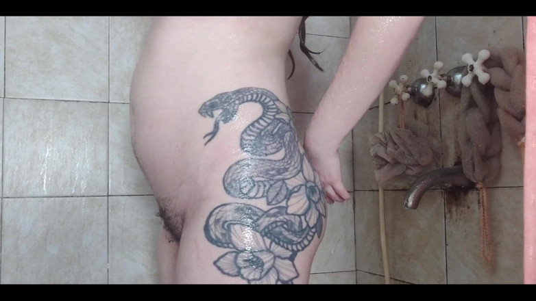 RavenHearth666VIP: J’insère mon plug rose et ma douche pour étirer mon anus...