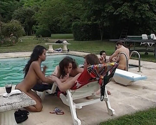 Deutsche Camgirls: Três garotas alemãs deslumbrantes compartilhando três paus duros no quintal 3