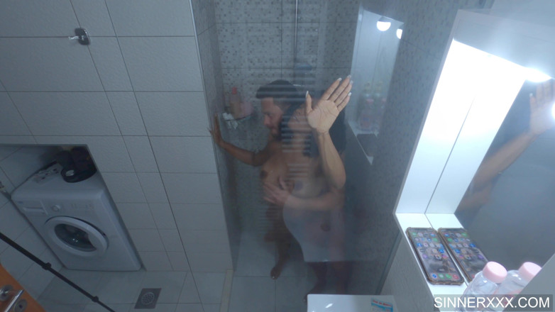 Sinners World: Gran culo de ébano follado duro en la ducha - Kiki Minaj