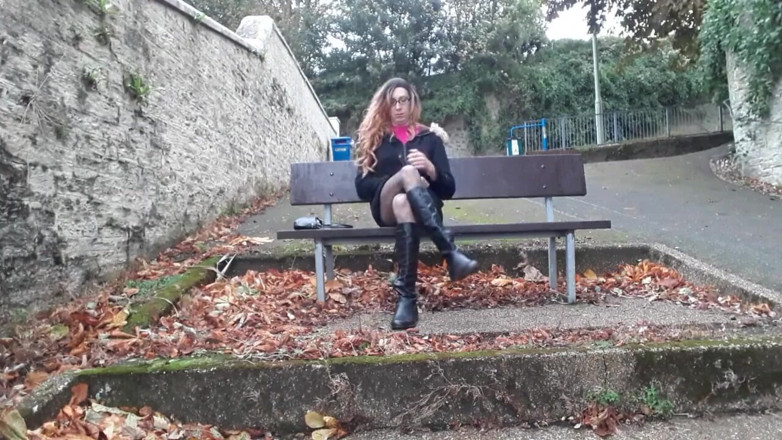 The Midnight Minx: Travestit în aer liber cu expunere și masturbare