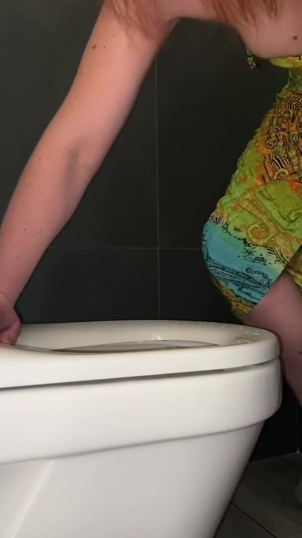 Elena917: ホテルのトイレを舐め、トイレブラシでファックし、それで肛門から精液