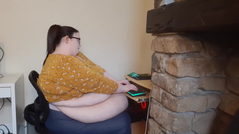 SSBBWLadyBrads: Nejtučnější dívka v práci - bojuje
