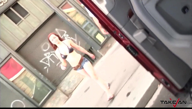 Take Van: Cette salope excitée aime baiser un mec amateur